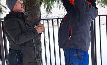 FOTO: Na košickom Sídlisku Ťahanovce pribudli drevené kŕmidlá pre vtáčiky