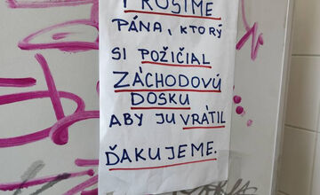 FOTO: Verejné toalety v košickom mestskom parku si vzali do parády vandali