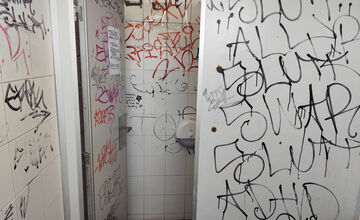 FOTO: Verejné toalety v košickom mestskom parku si vzali do parády vandali