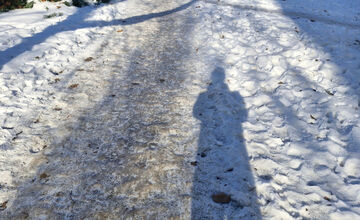 FOTO: Košickí Južania upozorňujú na nebezpečné chodníky