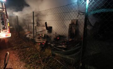 FOTO: Tragický požiar unimobunky v Šaci