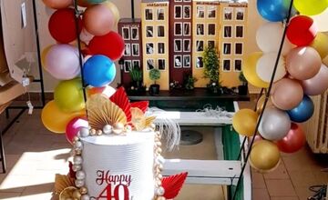 FOTO: Vandal zničil výstavku detí pred úradom