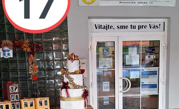 FOTO: Vandal zničil výstavku detí pred úradom