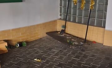 FOTO: Vandal zničil výstavku detí pred úradom