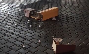 FOTO: Vandal zničil výstavku detí pred úradom