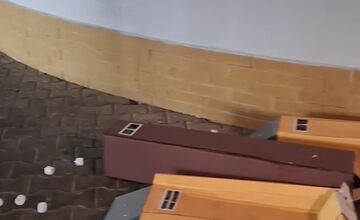 FOTO: Vandal zničil výstavku detí pred úradom