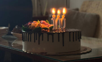 FOTO: Babička z košického Jazera sfúkla stú sviečku na torte