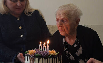 FOTO: Babička z košického Jazera sfúkla stú sviečku na torte