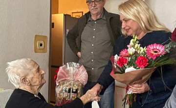 FOTO: Babička z košického Jazera sfúkla stú sviečku na torte