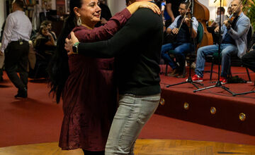 FOTO: Košickí folkloristi si 17. november pripomenuli Nežným tanečným domom