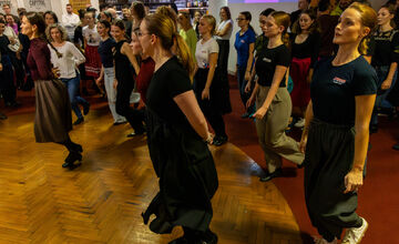 FOTO: Košickí folkloristi si 17. november pripomenuli Nežným tanečným domom