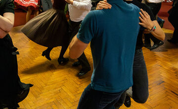 FOTO: Košickí folkloristi si 17. november pripomenuli Nežným tanečným domom