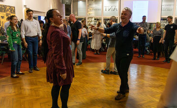 FOTO: Košickí folkloristi si 17. november pripomenuli Nežným tanečným domom