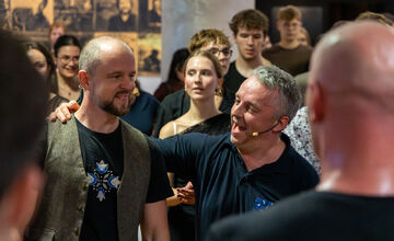FOTO: Košickí folkloristi si 17. november pripomenuli Nežným tanečným domom