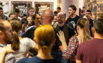 FOTO: Košickí folkloristi si 17. november pripomenuli Nežným tanečným domom