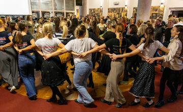 FOTO: Košickí folkloristi si 17. november pripomenuli Nežným tanečným domom