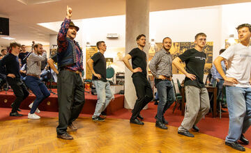 FOTO: Košickí folkloristi si 17. november pripomenuli Nežným tanečným domom