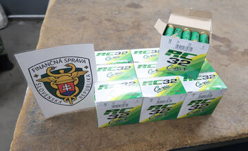 FOTO: Colníci zadržali až dvoch vodičov, tí prevážali cez hranice strelivo