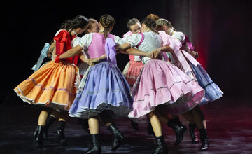 FOTO: Folklórny súbor Zemplín z Michaloviec prináša folklór na Zimné olympijské hry