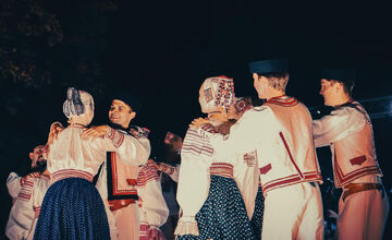 FOTO: Folklórny súbor Zemplín z Michaloviec prináša folklór na Zimné olympijské hry
