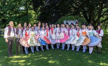 FOTO: Folklórny súbor Zemplín z Michaloviec prináša folklór na Zimné olympijské hry