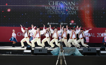 FOTO: Folklórny súbor Zemplín z Michaloviec prináša folklór na Zimné olympijské hry