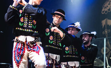 FOTO: Folklórny súbor Zemplín z Michaloviec prináša folklór na Zimné olympijské hry