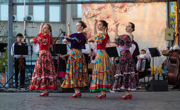 FOTO: Folklórny súbor Zemplín z Michaloviec prináša folklór na Zimné olympijské hry