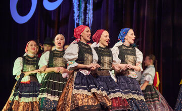 FOTO: Folklórny súbor Zemplín z Michaloviec prináša folklór na Zimné olympijské hry