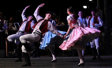 FOTO: Folklórny súbor Zemplín z Michaloviec prináša folklór na Zimné olympijské hry