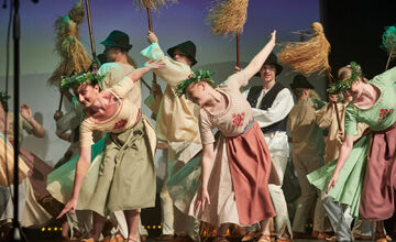 FOTO: Folklórny súbor Zemplín z Michaloviec prináša folklór na Zimné olympijské hry
