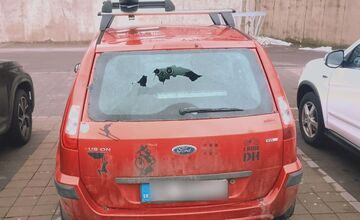 FOTO: Majitelia áut si nachádzajú rozbité okná na autách