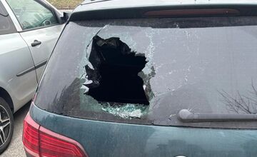 FOTO: Majitelia áut si nachádzajú rozbité okná na autách