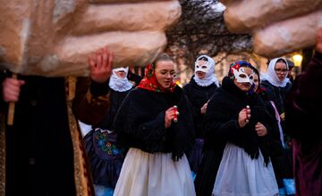 FOTO: Fašiangový sprievod centrom Košíc či sladká šiškománia, takto vyzerali slávnosti v metropole východu