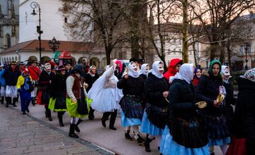 FOTO: Fašiangový sprievod centrom Košíc či sladká šiškománia, takto vyzerali slávnosti v metropole východu