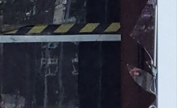 FOTO: Zlodej sa vlámal do Domu kultúry v Sobranciach, poškodil dvere, aby ukradol vrece s fľašami