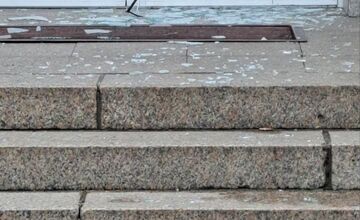 FOTO: Zlodej sa vlámal do Domu kultúry v Sobranciach, poškodil dvere, aby ukradol vrece s fľašami