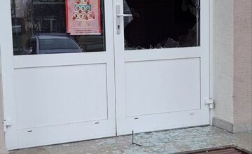 FOTO: Zlodej sa vlámal do Domu kultúry v Sobranciach, poškodil dvere, aby ukradol vrece s fľašami