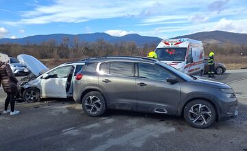 FOTO: Nehoda dvoch áut medzi Rožňavou a Brzotínom