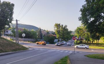FOTO: Na križovatke pri Crow Aréne postavia kruhový objazd