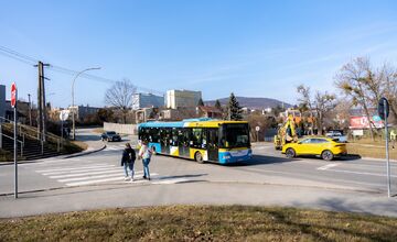 FOTO: Na križovatke pri Crow Aréne postavia kruhový objazd