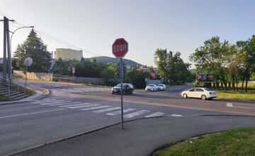 FOTO: Na križovatke pri Crow Aréne postavia kruhový objazd