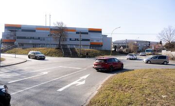 FOTO: Na križovatke pri Crow Aréne postavia kruhový objazd