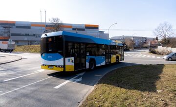 FOTO: Na križovatke pri Crow Aréne postavia kruhový objazd