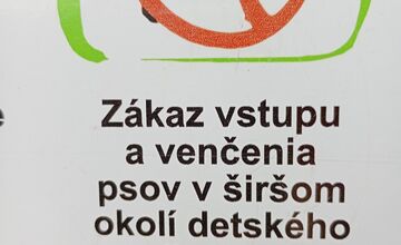 FOTO: Detské ihriská v Trebišove sú plné exkrementov