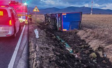 FOTO: Kamión v priekope! Pozor na úsek pri Dargove