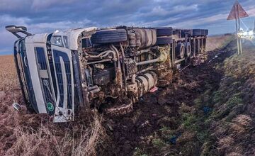 FOTO: Kamión v priekope! Pozor na úsek pri Dargove