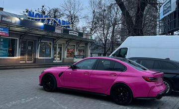 FOTO: Výrazne ružové auto v centre mesta prilákalo pohľady Košičanov