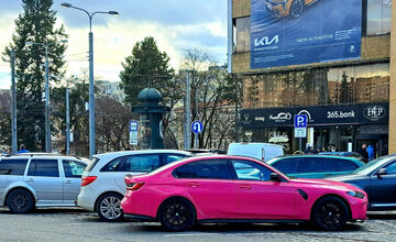 FOTO: Výrazne ružové auto v centre mesta prilákalo pohľady Košičanov