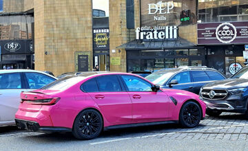 FOTO: Výrazne ružové auto v centre mesta prilákalo pohľady Košičanov